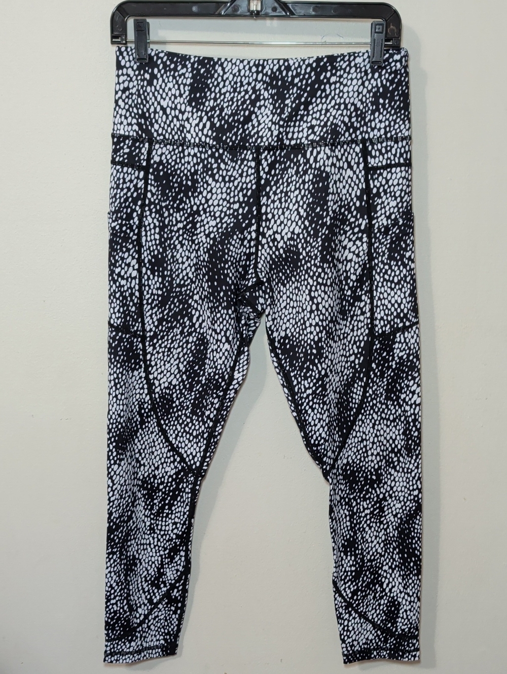Zyia Active Black Viper Light n Tight Hi-Rise Pocket Leggings Women's Size 8-10